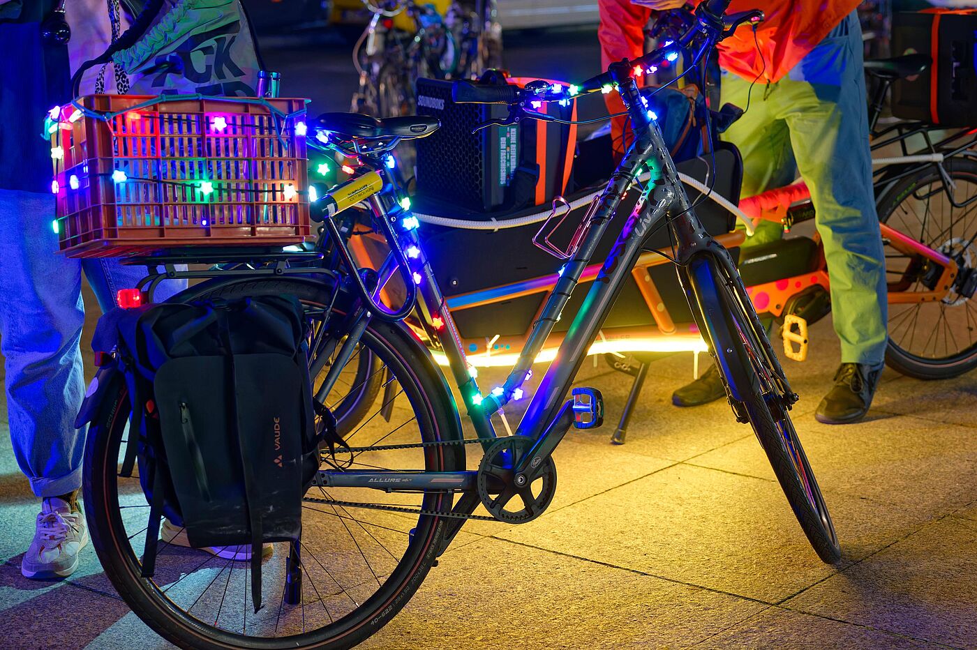 Ein mit Lichterketten geschmücktes Fahrrad bei der ADFC-Lichterfahrt Ein mit Lichterketten geschmücktes Fahrrad bei der ADFC-Lichterfahrt