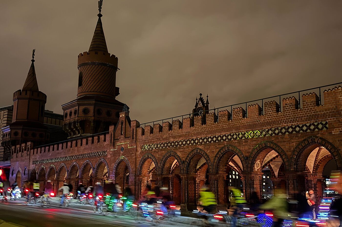 Lichterfahrt 2025 Leuchtende Radfahrende bei Nacht auf der Oberbaumbrücke