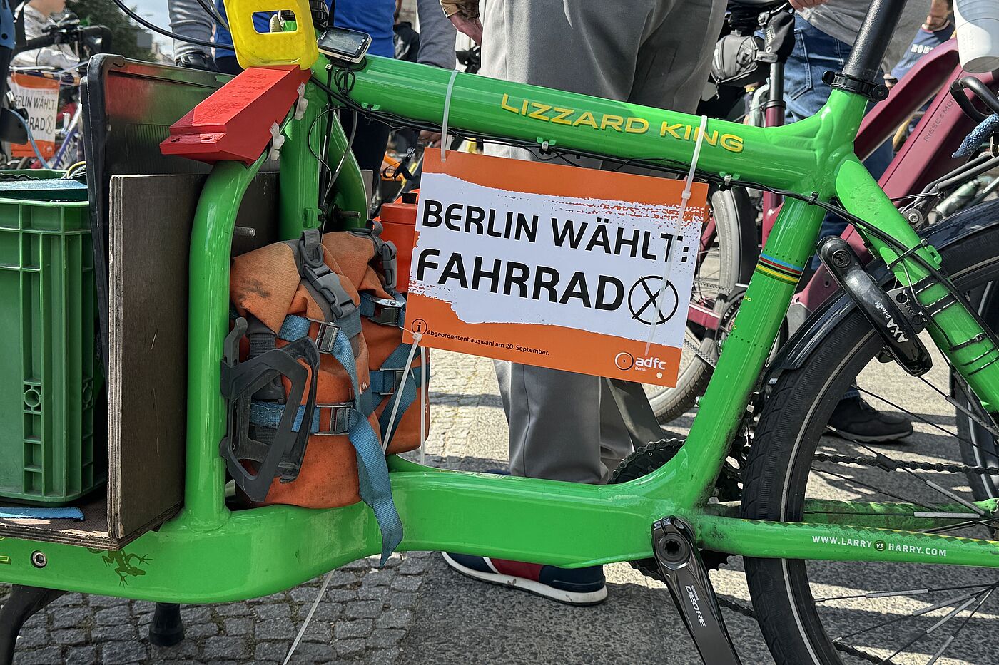 An einem Lastenrad hängt ein Schild mit Aufschrift "Berlin wählt Rad"