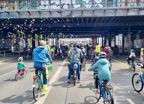 Kidical Mass Schöneberg im Mai 2025 auf der Yorckstraße Teilnehmende einer Kidical Mass fahren auf dem Fahrrad auf der Fahrbahn der Yorckstraße in Berlin Schöneberg, unter den Brücken