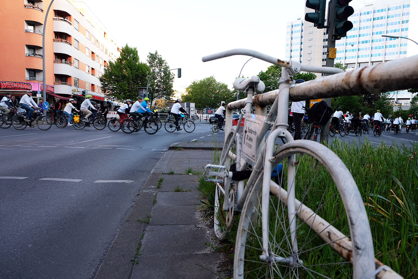 Demonstrierende des Ride of Silence fahren an einem weißen Geisterrad einer 29-jährigen Radfahrerin vorbei.