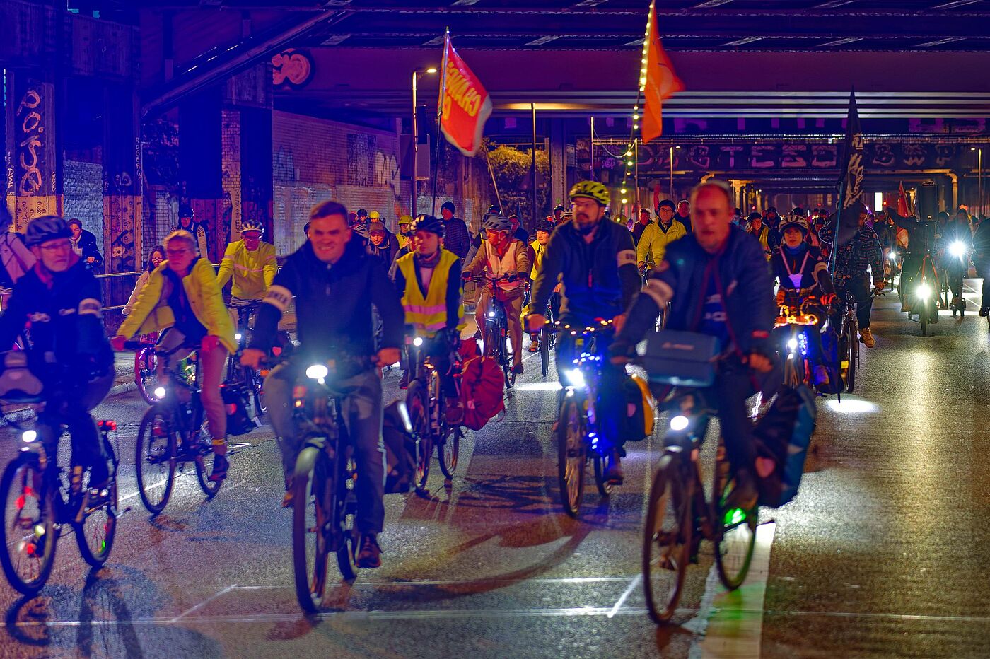 Die ADFC-Lichterfahrt demonstriert für mehr Sicherheit für Radfahrende Die ADFC-Lichterfahrt demonstriert für mehr Sicherheit für Radfahrende