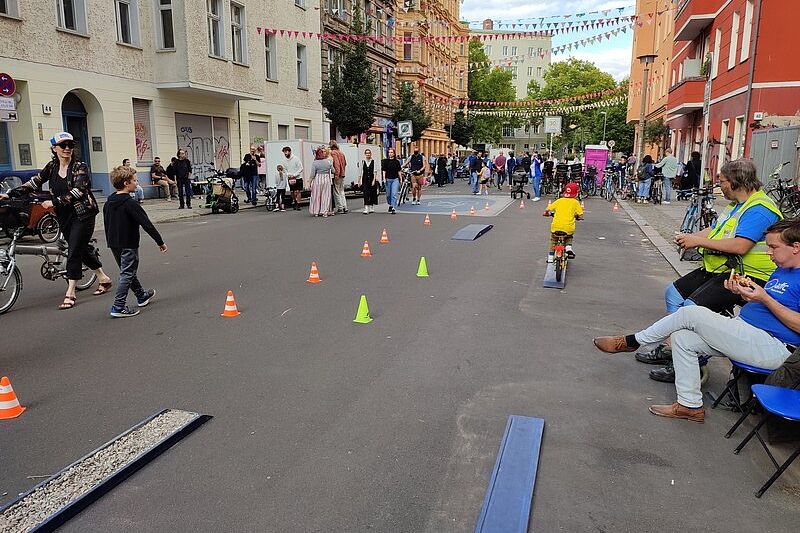Kinder fahren über den Parcours