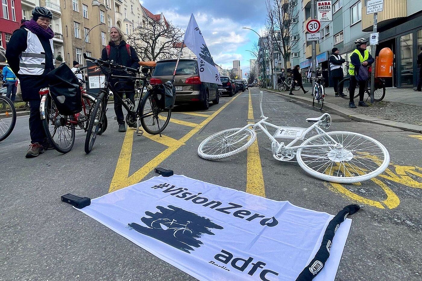 Mahnwache für verstorbenen Radfahrer in Charlottenburg Mahnwache für tödlich verletzten Radfahrer in Charlottenburg