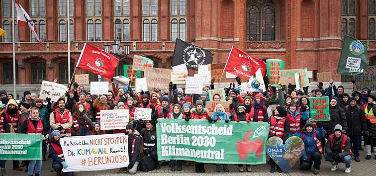 Volksentscheid Berlin 2030 Klimaneutral Demonstrierende beim Volksentscheid Berlin 2030 Klimaneutral