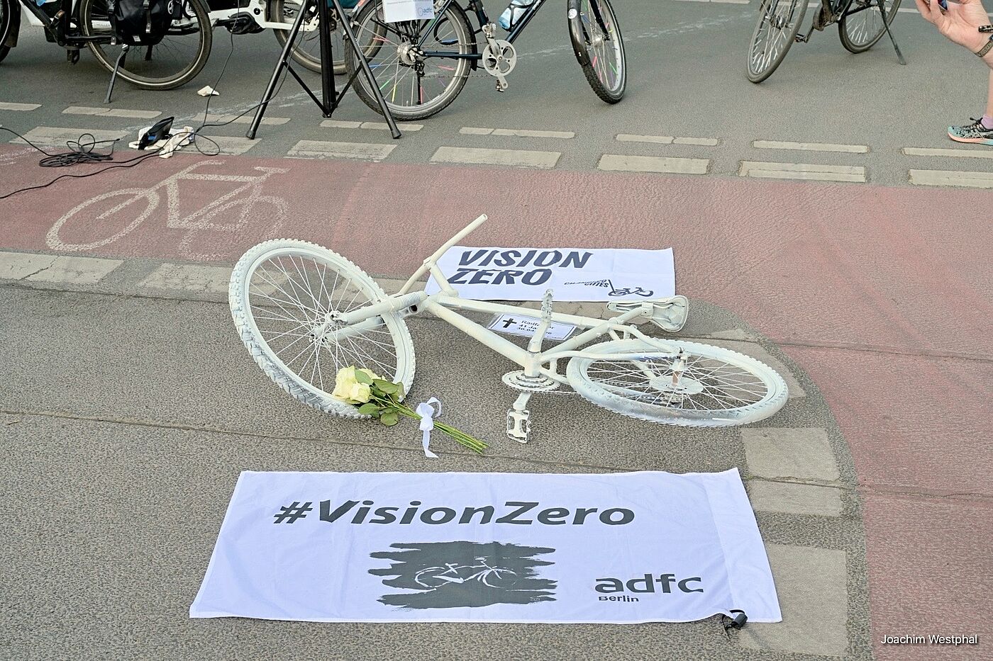 Gedenken und Geisterrad-Aufstellung am Unfallort Neuköllner Straße Ecke Alt Rudow
