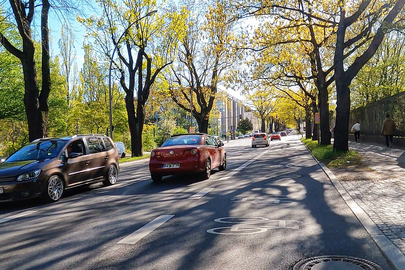 Straße mit linkem Fahrstreifen für Rad- und Busverkehr
