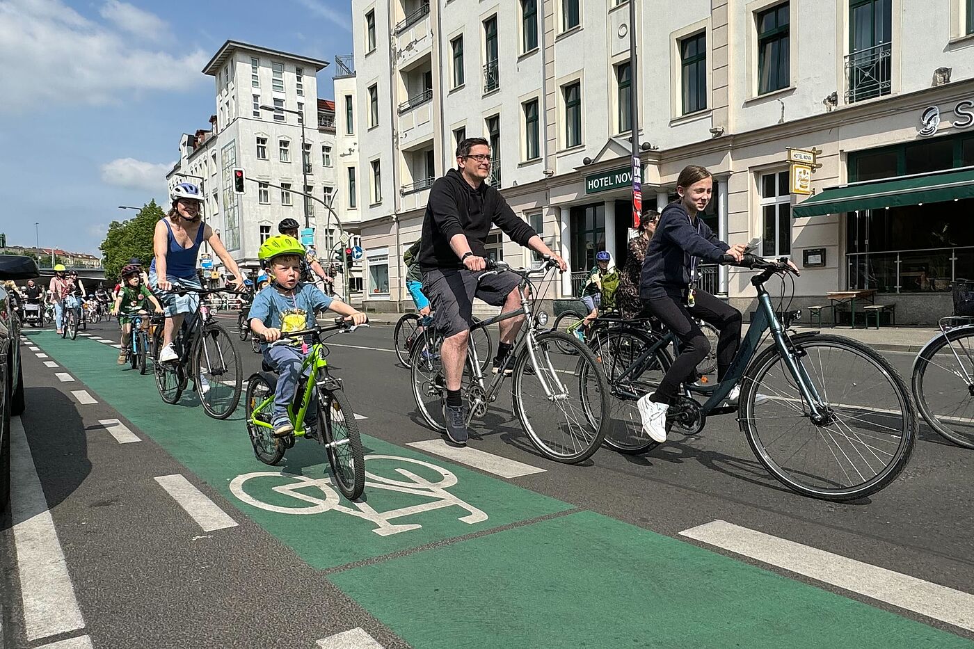 Kidical Mass 05-2024 Lichtenberg Erwachsene und Kinder fahren auf dem Fahrrad durch die Stadt