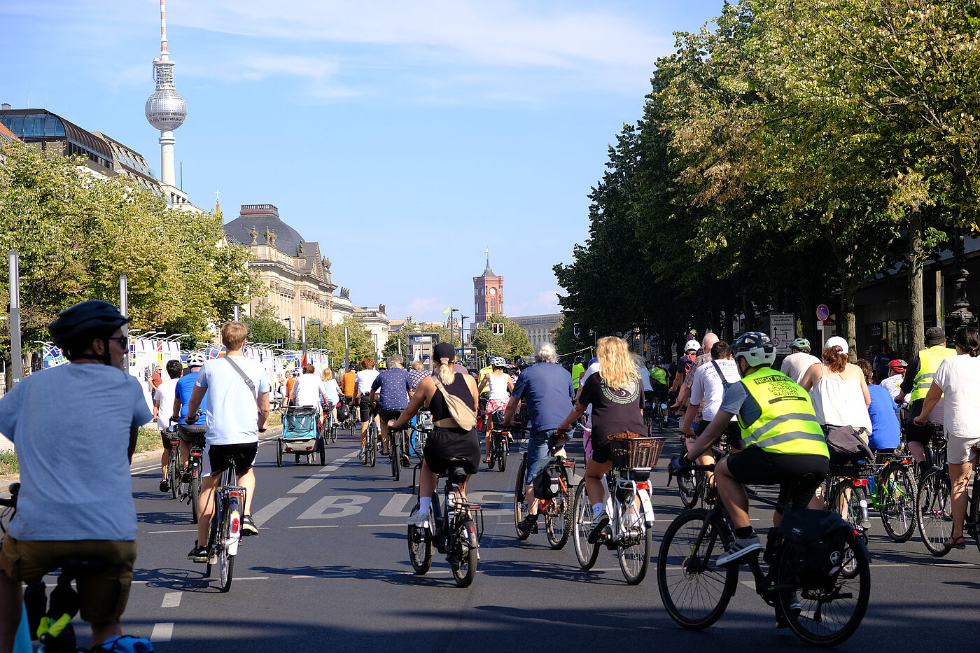 Auf dem Weg zum Roten Rathaus - Demo Radwegestopp Auf dem Weg zum Roten Rathaus - Demo Radwegestopp 8. September 2024