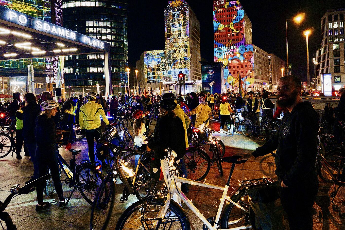 Start der Lichterfahrt 2026 am Potsdamer Platz Start der Lichterfahrt 2026 am Potsdamer Platz: Bunt beleuchtete Gebäuden und mit Lichterketten geschmückte Fahrräder
