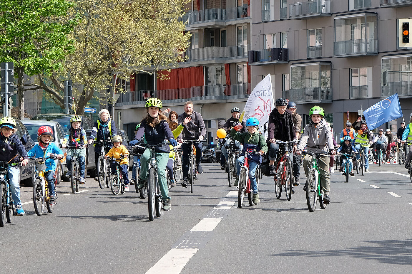 Kidical Mass Mai 2023 Kinder fahren im Rahmen der Kidical Mass Demo mit dem Fahrrad über die Straße