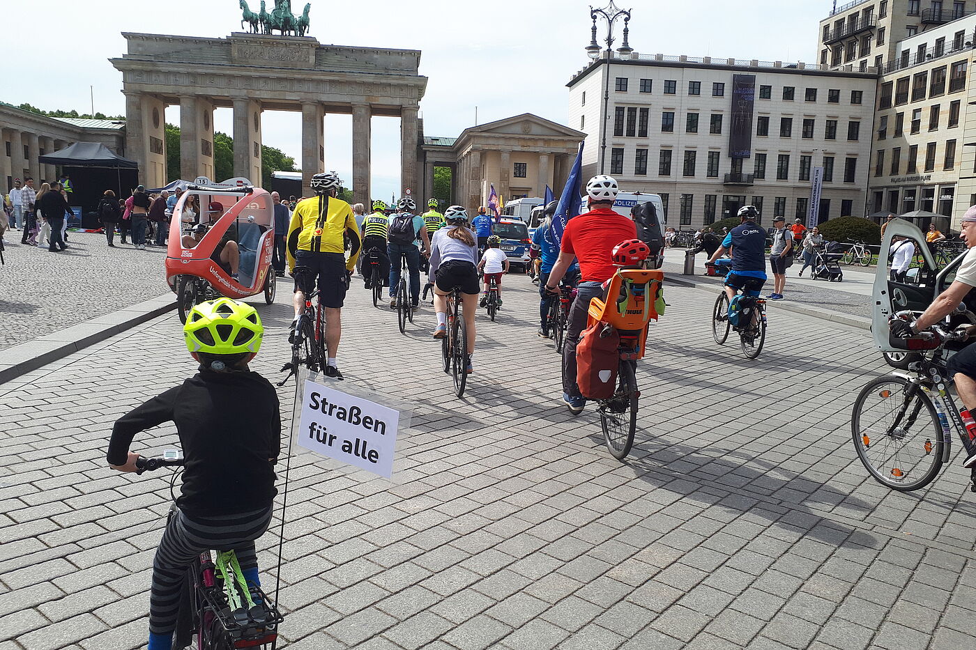 Kidical Mass in Mitte am 28.4.2024 am Brandenburger Tor Kinder und Erwachsene fahren auf das Brandenburger Tor zu