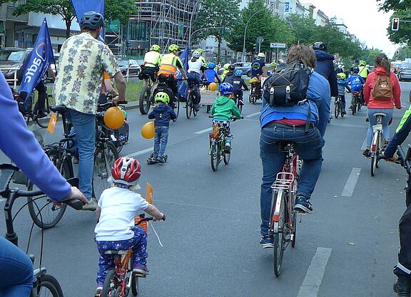 KidicalMass Bild zeigt Teilnehmende einer Kidical Mass - Sichere Straßen für Kinder
