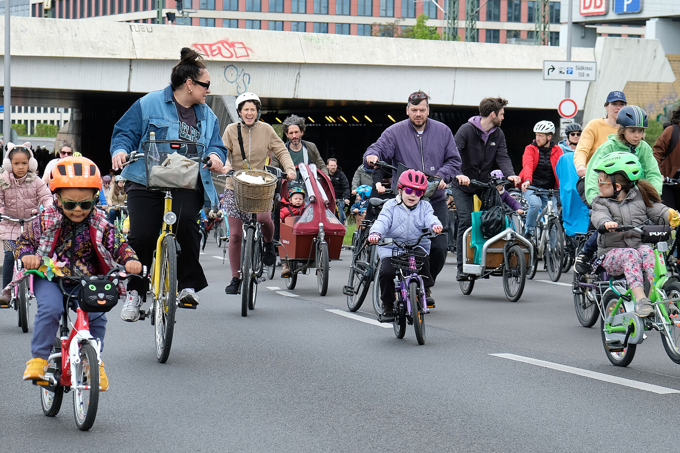 Kidical Mass Mai 2023 Kinder und Erwachsene demonstrieren auf dem Fahrrad bei der Kidical Mass