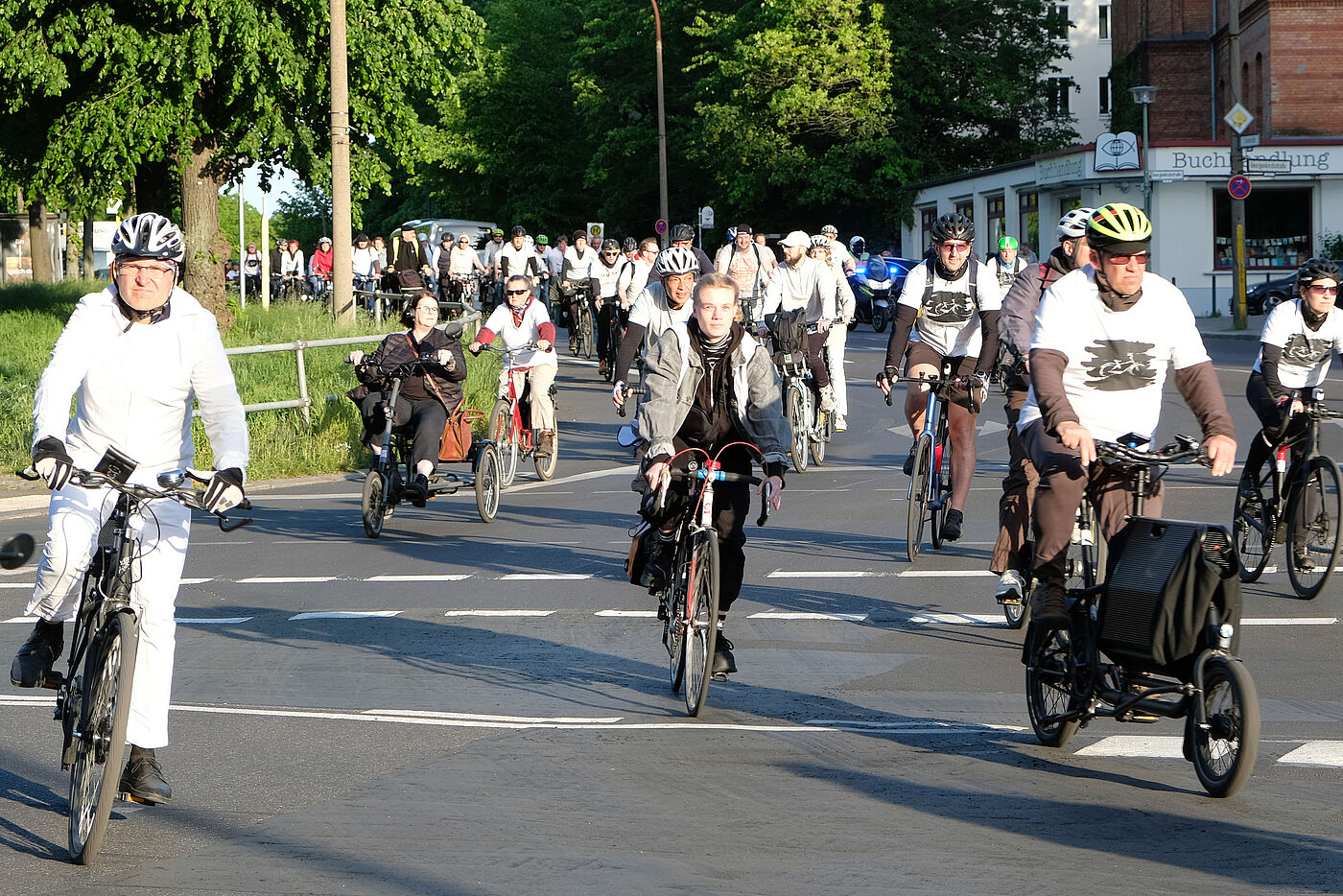 Radfahrende in weiß demonstrieren beim Ride of Silence