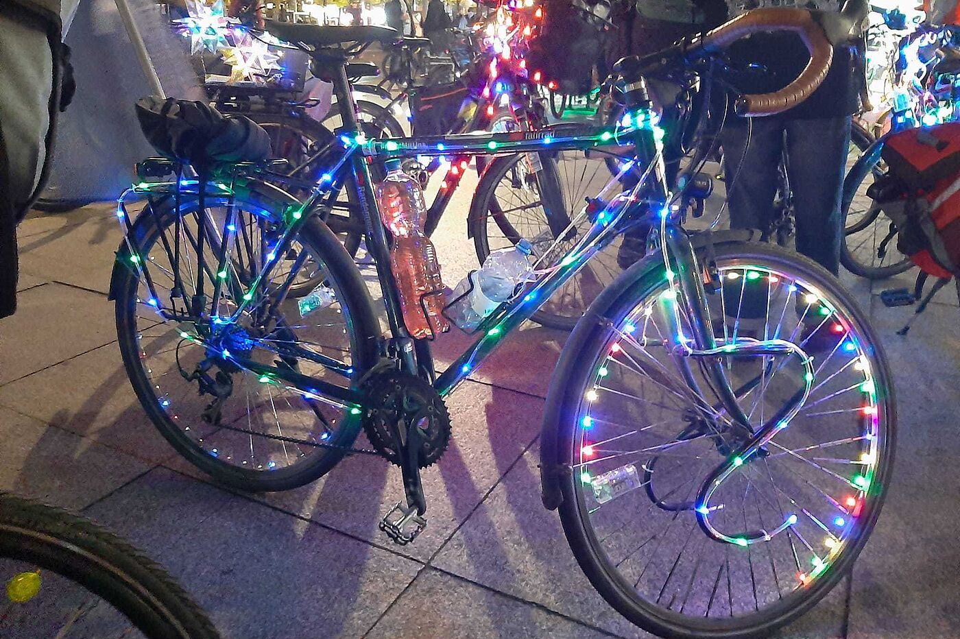 Lichterfahrt 2025 Ein Fahrrad geschmückt mit bunten Lichterketten