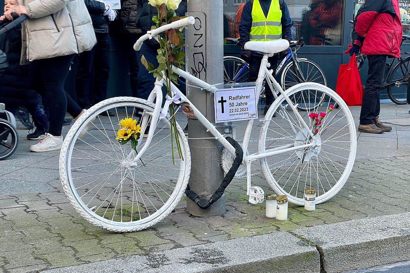 Geisterrad für verstorbenen Radfahrer in Charlottenburg weißes Geisterrad für verstorbenen Radfahrer in Charlottenburg