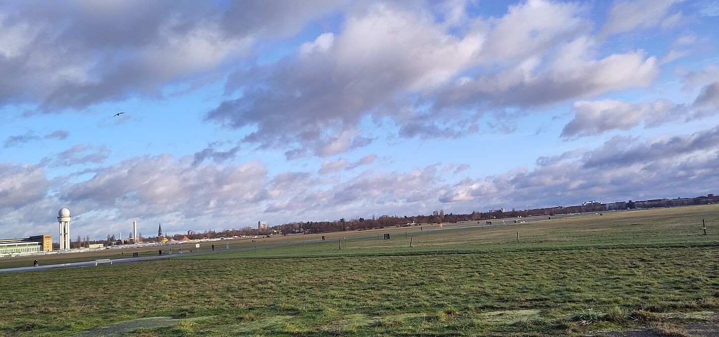 FREI RAUM - Tempelhofer Feld die Weite des unbebauten Tempelhofer Feldes