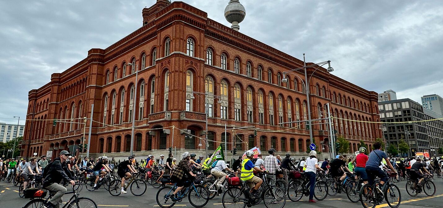 Radwegestopp Demo 09.08.2024 Menschen fahren bei einer Fahrrademonstration um das Rote Rathaus