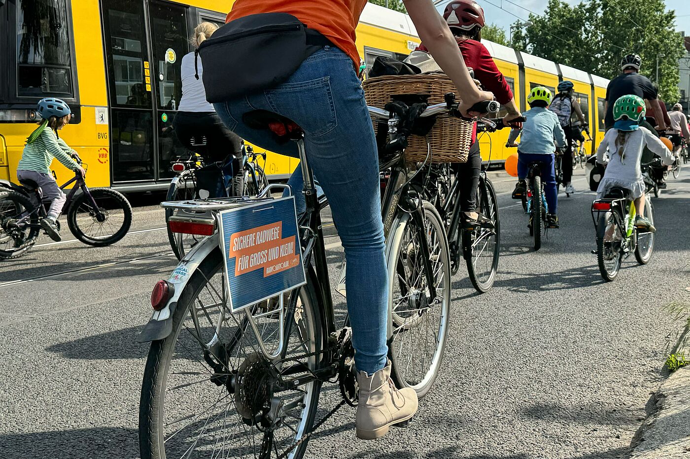 Kidical Mass 05-2024 Lichtenberg Schild am Fahrrad auf dem steht: Sichere Radwege für Groß und Klein