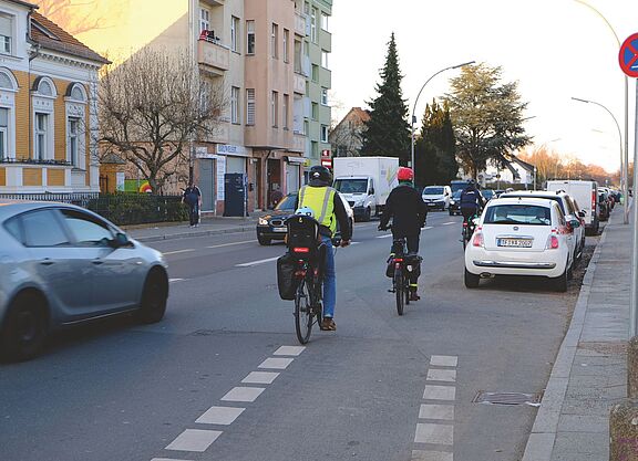 Ungeschützter Radstreifen auf Marienfelder Allee Ungeschützter Radstreifen auf Marienfelder Allee