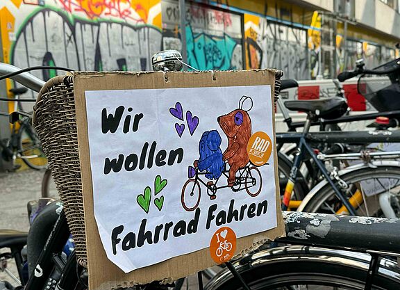 Kidical Mass 2024 Selbstgemaltes Schild an Fahrrad mit der Maus und Elefanten auf dem steht: Wir wollen Fahrrad fahren