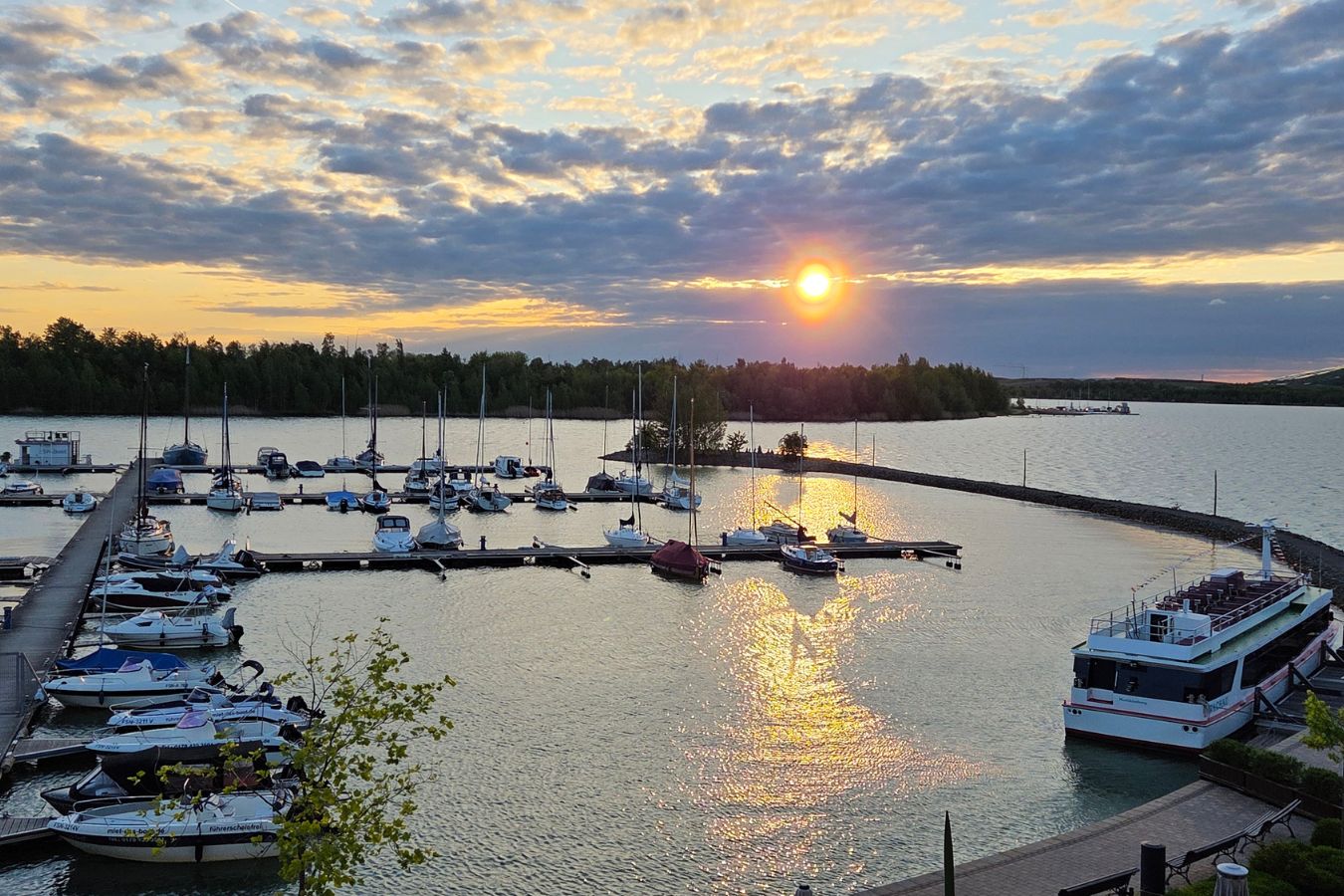 Sonnenuntergang hinterm Hafen "Lagovida" am Störmthaler See Sonnenuntergang hinterm Hafen "Lagovida" am Störmthaler See