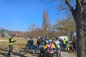 Radfahrende machen eine Pause mit Blick auf den Lehnitzsee