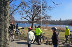 Radler stehen vor dem Lehnitzsee