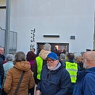 Radler stehen vor der Kulturfuge in Oranienburg