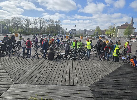 Viele Fahrradfahrer treffen sich auf dem Schlossplatz für eine Tour