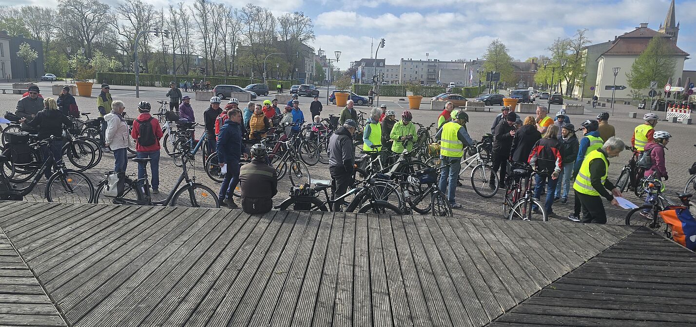 Viele Fahrradfahrer treffen sich auf dem Schlossplatz für eine Tour