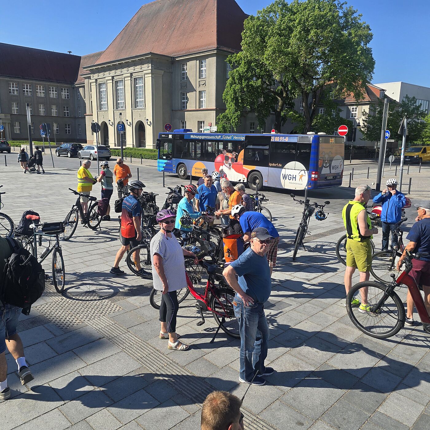 Radler warten auf dem Vorplatz vom Bahnhof das es los geht