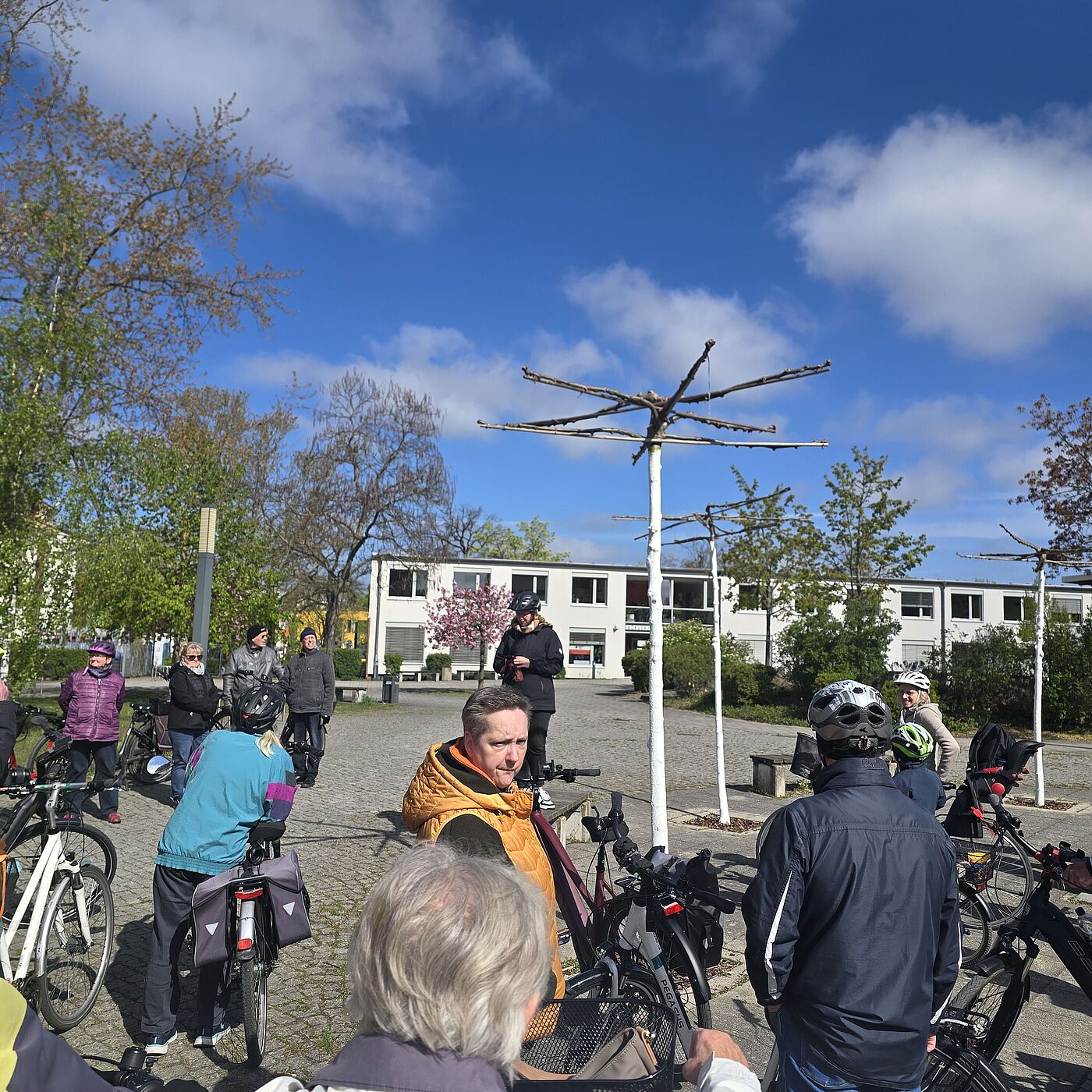 Halt der Radler vor dem Bürgerzentrum