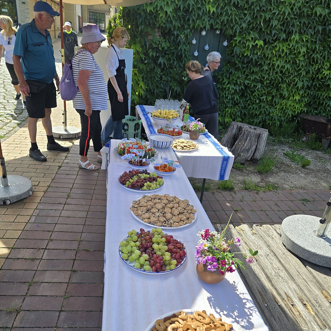 Tafel mir der Obst und Gebäck
