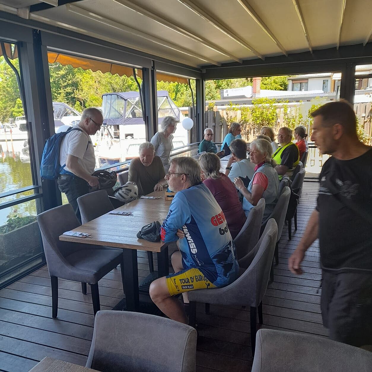 Radler sitzen am Tisch im Restaurant