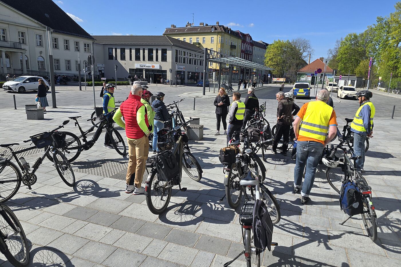 Radler vor dem Bahnhof Oranienburg ende der Tour