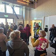 Menschen stehen im Kreis und warten das die Führung startet