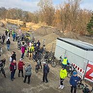 Menschen mit Ihren Fahrrädern machen Rast an der Baustelle Schleuse Friedenthal