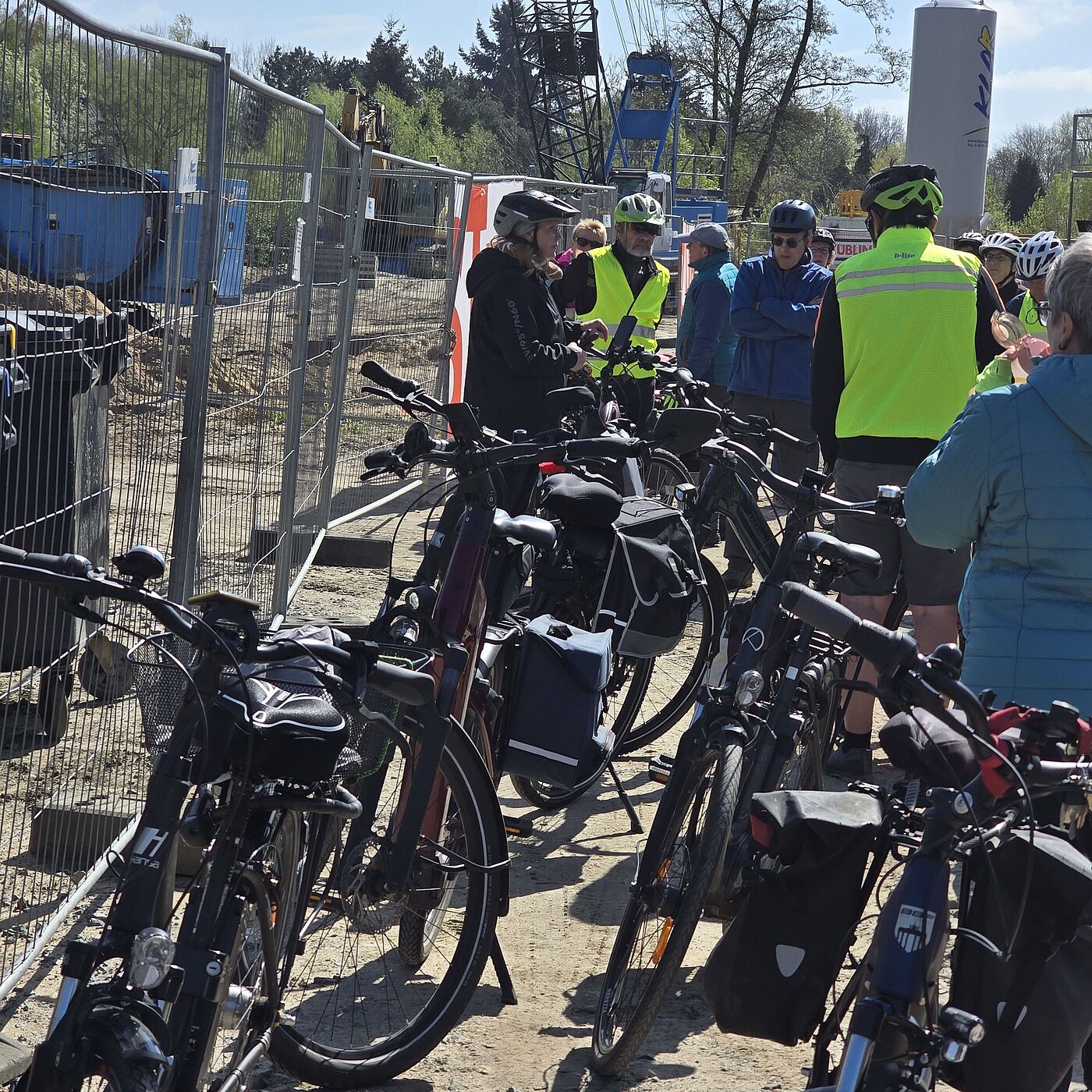 Halt der Radler an der Baustelle Schleuse Friedenthal