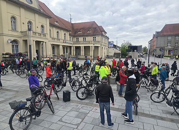 Radler  treffen sich am Bahnhof Oranienburg