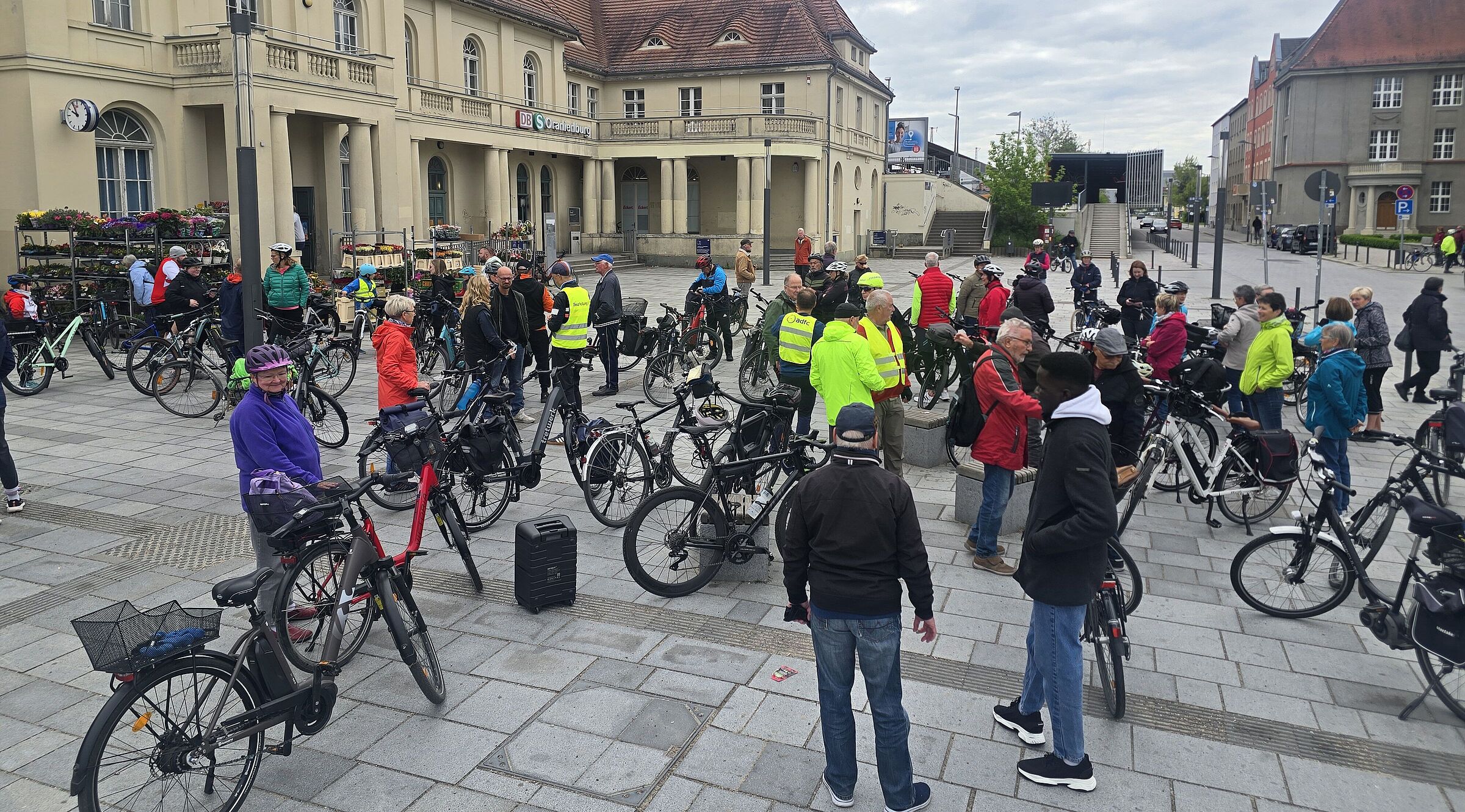 Radler  treffen sich am Bahnhof Oranienburg