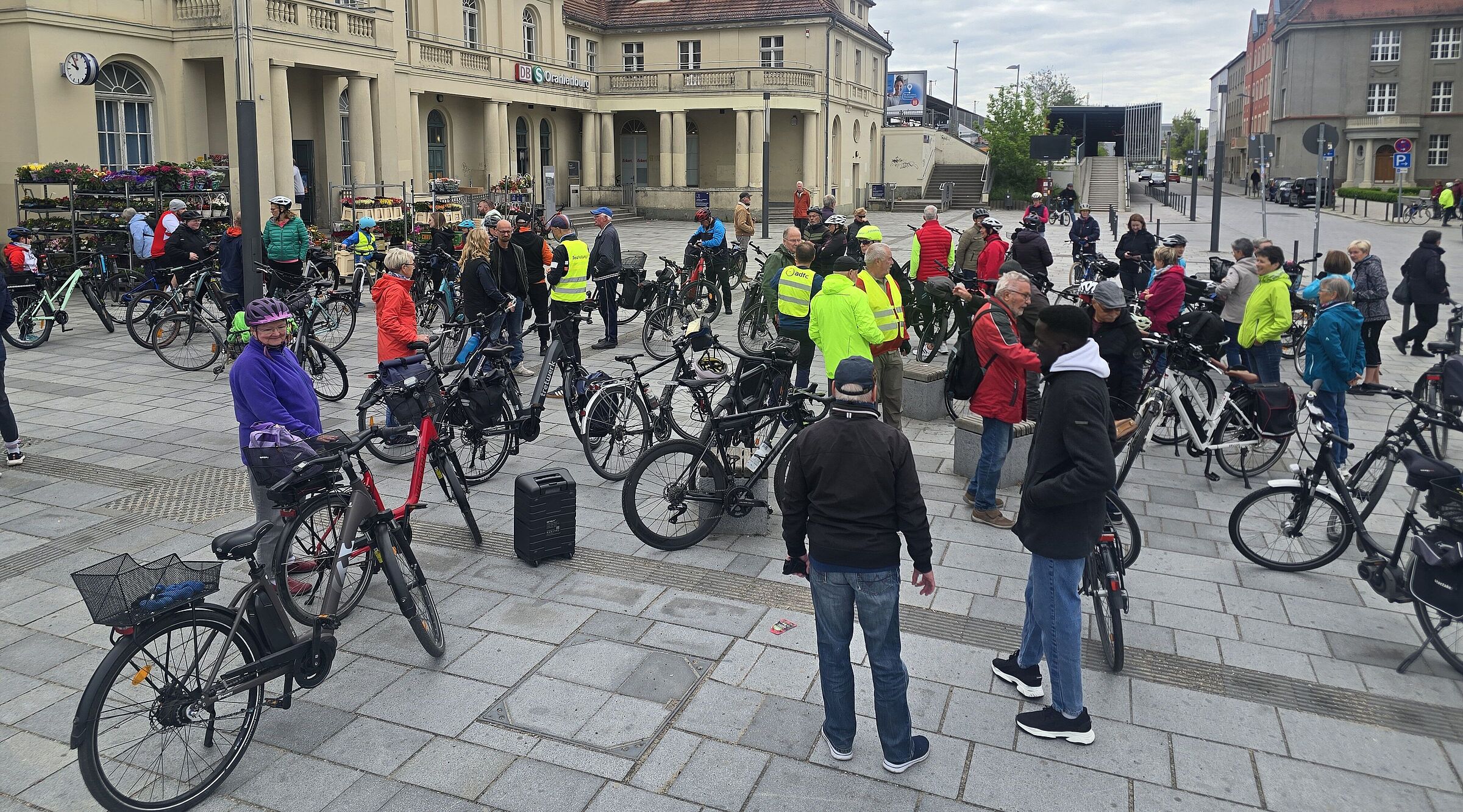 Radler  treffen sich am Bahnhof Oranienburg