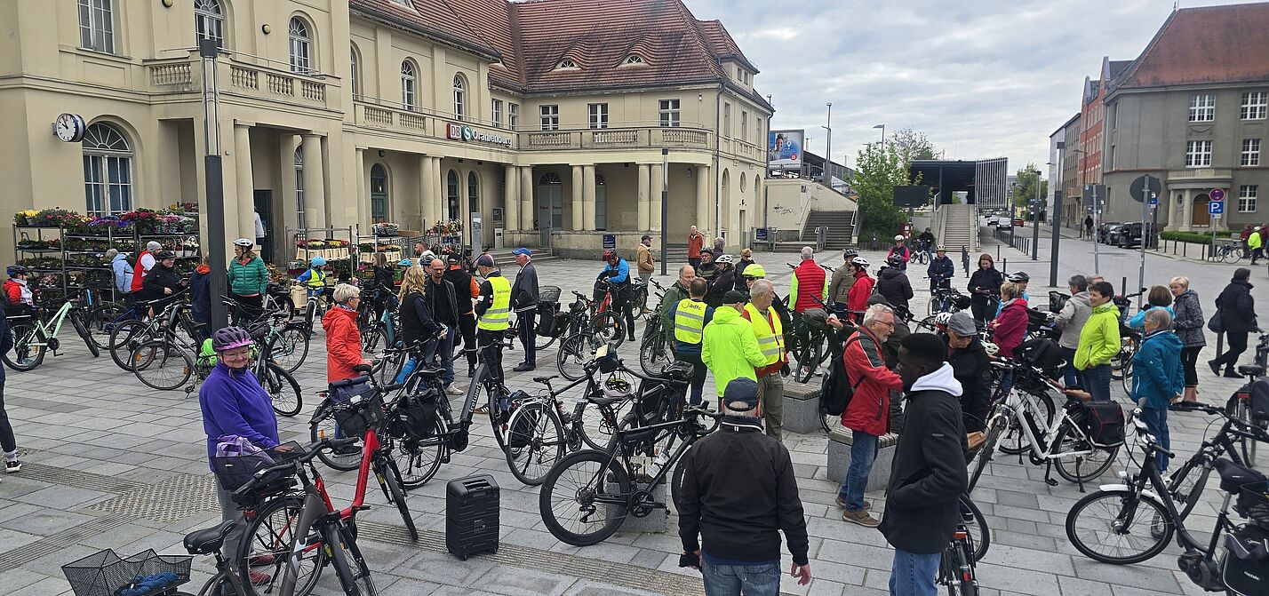 Radler  treffen sich am Bahnhof Oranienburg