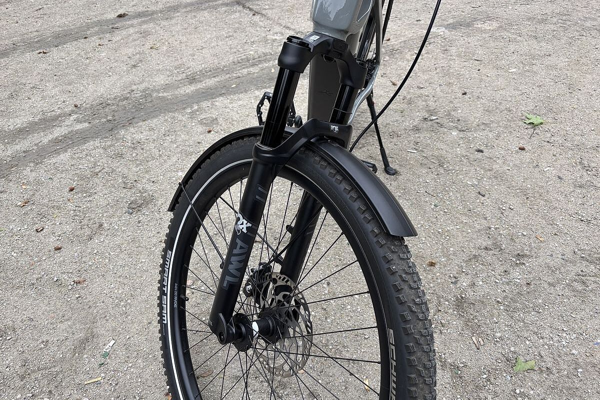 Großaufnahme einer schwarzen Fox-Federgabel an einem grauen Fahrrad. 
