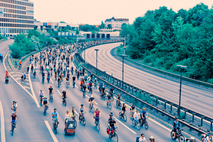 ADFC-Sternfahrt Berlin 2022  Bloick von oben auf eine Autobahn mit zahlreichen Radfahrenden.